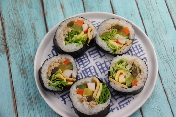 Maki légumes sur une assiette