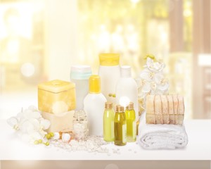 Obraz na płótnie Canvas Bath towel and basket with accessories for spa on blur background