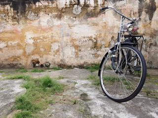 Fototapeta na wymiar Retro vintage black bike on old brick wall.