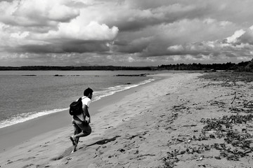 correndo na praia - P&B