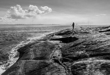 Pescador &agrave; beira do mar - P&B