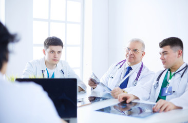Obraz premium Medical team sitting and discussing at table