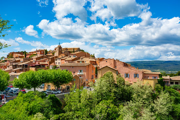 Fototapeta na wymiar Roussillon, small Provensal town with large ochre deposits, located within borders of Natural Regional Park of Luberon