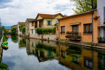 Fototapeta na wymiar Tourist and vacation destination, small Provencal town lIsle-sur-la-Sorgue with green water of Sotgue river