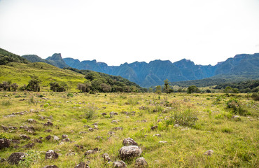 Paisagem de vale e montanha
