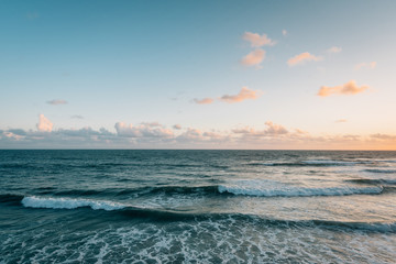 Fototapeta premium Waves in the Pacific Ocean at sunset, at Swami's Beach, in Encinitas, California