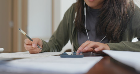 Obraz na płótnie Canvas Woman study at home with write on the paper