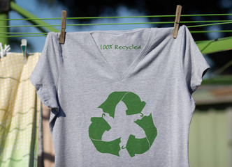 Recycle clothes icon on t shirt with 100% Recycled text, sustainable fashion concept illustration reuse, recycle clothes and textiles to reduce waste - obrazy, fototapety, plakaty