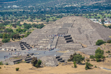 Muchos turistas suben y bajan por las escaleras de las  Pirámides de Teotihuacán
