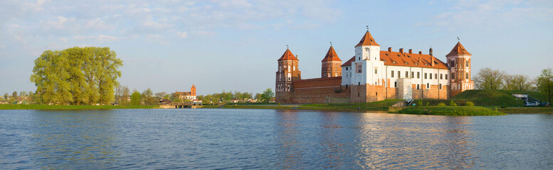 Fototapeta na wymiar Spring morning panorama with the old Mir Castle. Belarus