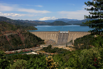 Obraz na płótnie Canvas Shaster Dam, California