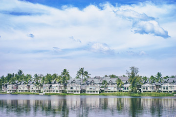 Obraz premium Summer landscape with beautiful cottages on the lake shore.