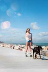 belle jeune fille faisant du canicross en roller