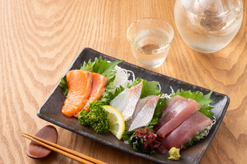 刺身の盛合せと冷酒