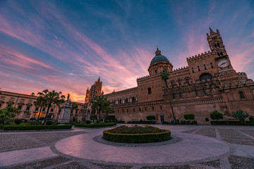 Fototapeta premium La Cattedrale di Palermo al crepuscolo, Italia