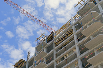 Building crane and building under construction