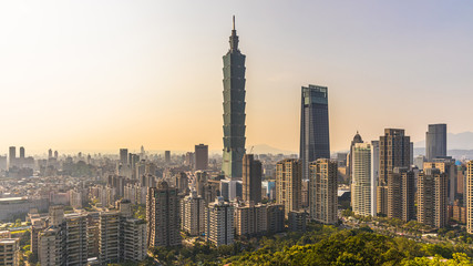 Fototapeta premium Tajwan panoramę miasta o zmierzchu, piękny zachód słońca w Tajpej, widok z lotu ptaka Panoramę miasta Tajwanu i wieżowiec.