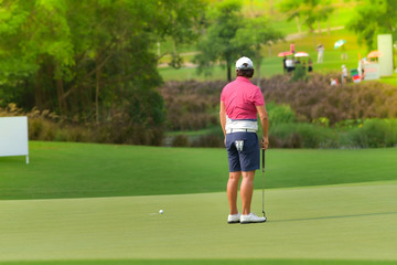 Obraz premium Golfers are looking for a putt.