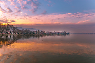 Fototapeta na wymiar view of Ioannina city nad lake at sunset