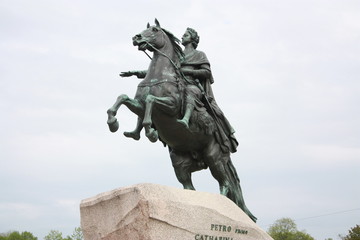 Fototapeta na wymiar monument to Tsar Peter the Great on a stone pedestal 