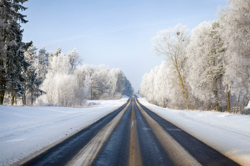 Obraz premium Dangerous winter road.