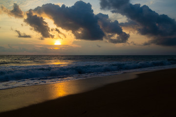 Fototapeta na wymiar Sonnenunterggang am Strand von Phuket