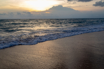 Sonnenunterggang am Strand von Phuket