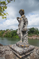 Fototapeta na wymiar Statue d'un jeune éphèbe dans le jardin de la Berbie à Albi