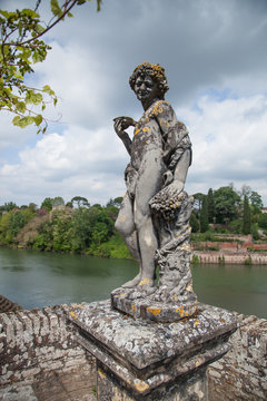 Statue d'un jeune &eacute;ph&egrave;be dans le jardin de la Berbie &agrave; Albi