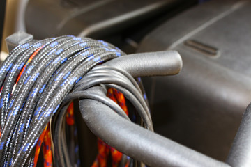 Kabel, Kabel und wieder Kabel - jeder Musiker und Tontechniker kennt das.