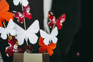 Origami colorés en forme de papillons