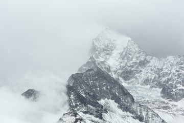 Obraz premium Everest trekking. The mountains are covered with clouds. Nepal.