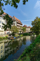 Fototapeta na wymiar Schöne Fassaden am Fluss in Bamberg spiegeln sich im Wasser, Gondelfahrt auf dem Kanal