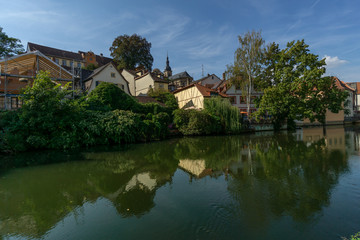 Fototapeta na wymiar Schöne Fassaden am Fluss in Bamberg spiegeln sich im Wasser