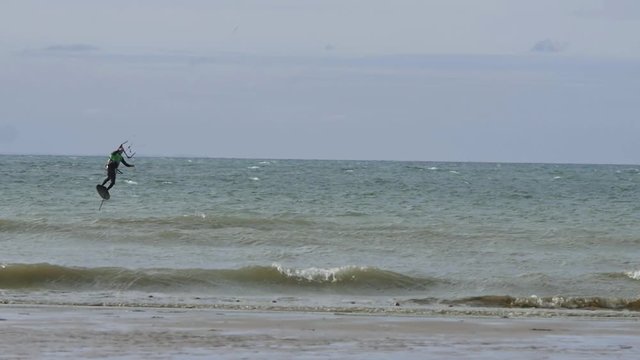 kite surfeur volant au dessus de la mer