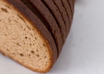 frisches Mischbrot in Scheiben geschnitten