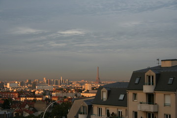 Fototapeta na wymiar Tour Eiffel depuis la banlieue