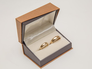 złote obrączki ślubne w eleganckim pudełku od jubilera