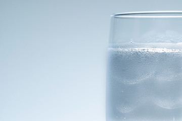 グラスの中の氷と水