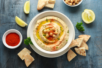 Hummus with olive oil, paprika, lemon and pita bread