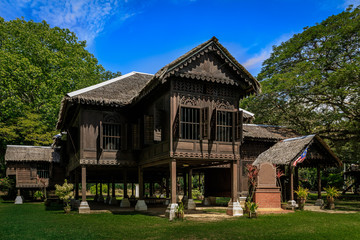 Fototapeta na wymiar Traditionelles Wohnhaus aus Holz in Malaysia