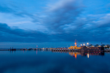 Naklejka premium Lennusadama harbour at night 