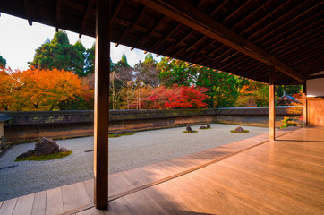 京都　龍安寺の石庭　紅葉