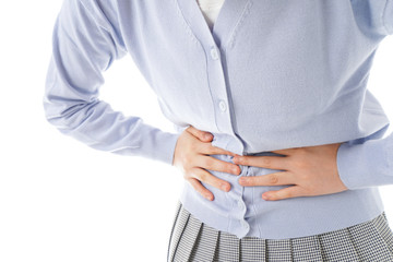 腹痛に苦しむ若い女性