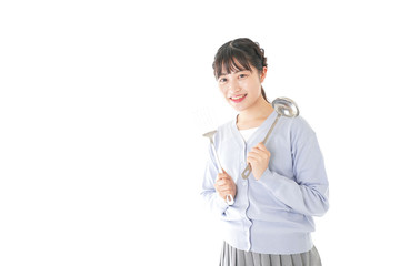 調理をする若い女性