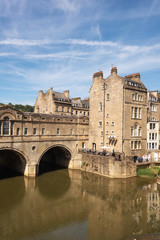 Fototapeta premium Pulteney Bridge and Weir on the River Avon in the historic city of Bath in Somerset, England .