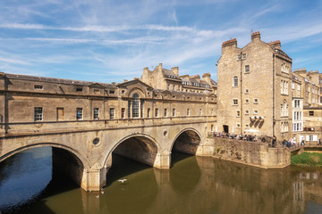 Fototapeta premium Pulteney Bridge and Weir on the River Avon in the historic city of Bath in Somerset, England .