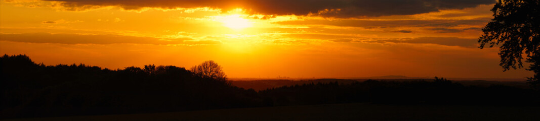 Fototapeta na wymiar Sonnenuntergang Aske 15.05.19 Panorama 1 