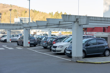 Obraz premium Parkhaus mit Autos
