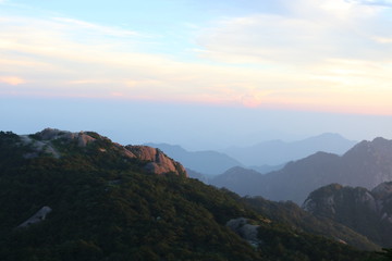 Fototapeta na wymiar The Scenic Hills of HuangShan